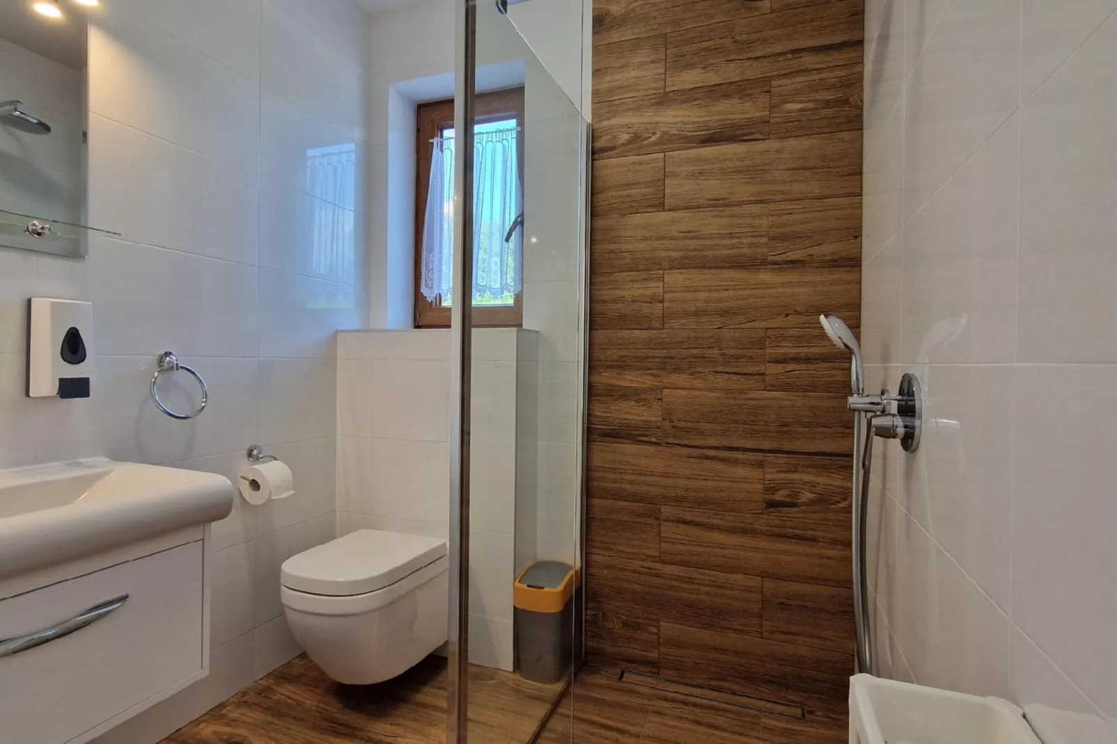 Komfortowy dom wakacyjny z basenem dla 12 osób-Bathroom
