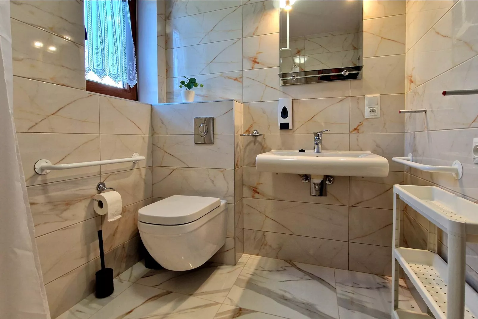 Komfortowy dom wakacyjny z basenem dla 12 osób-Bathroom
