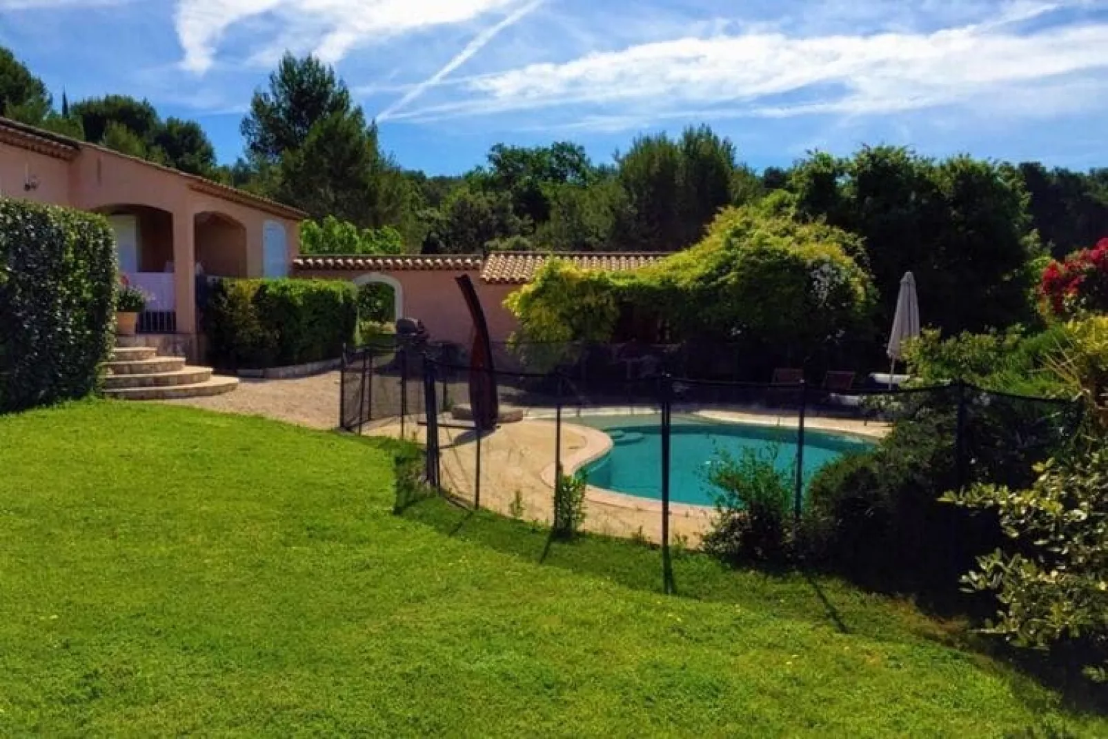 Villa in Lambesc-Gardens summer