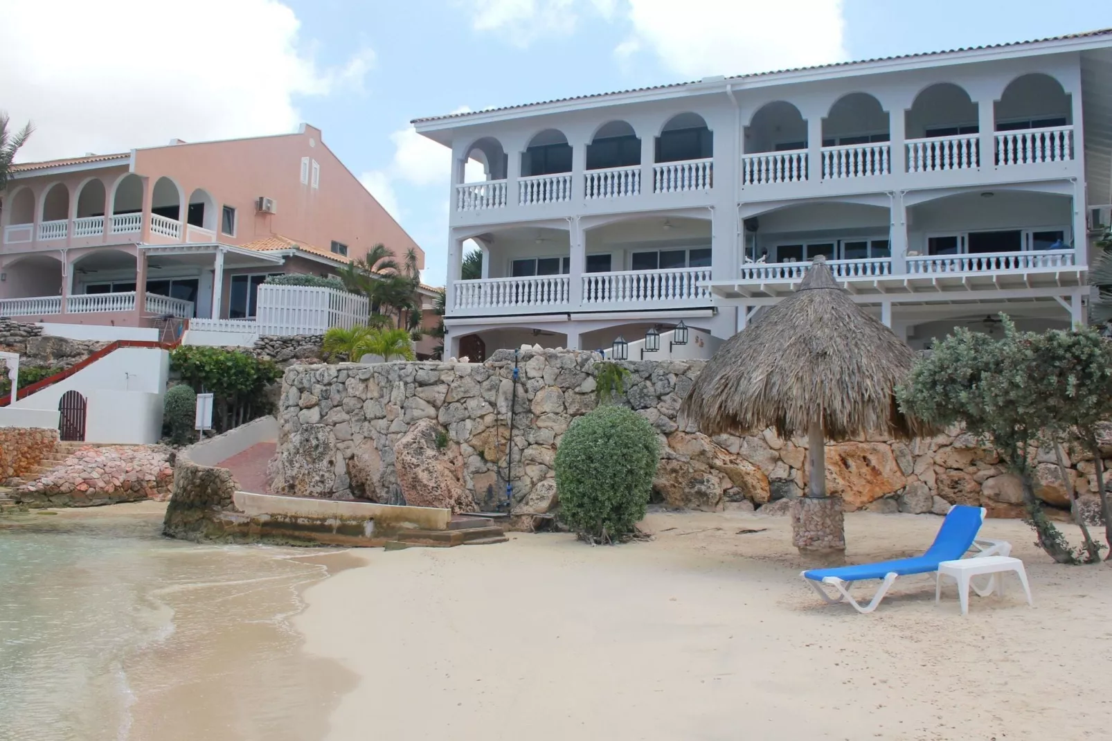 Dolphin View Mambo Beach-Exterior summer