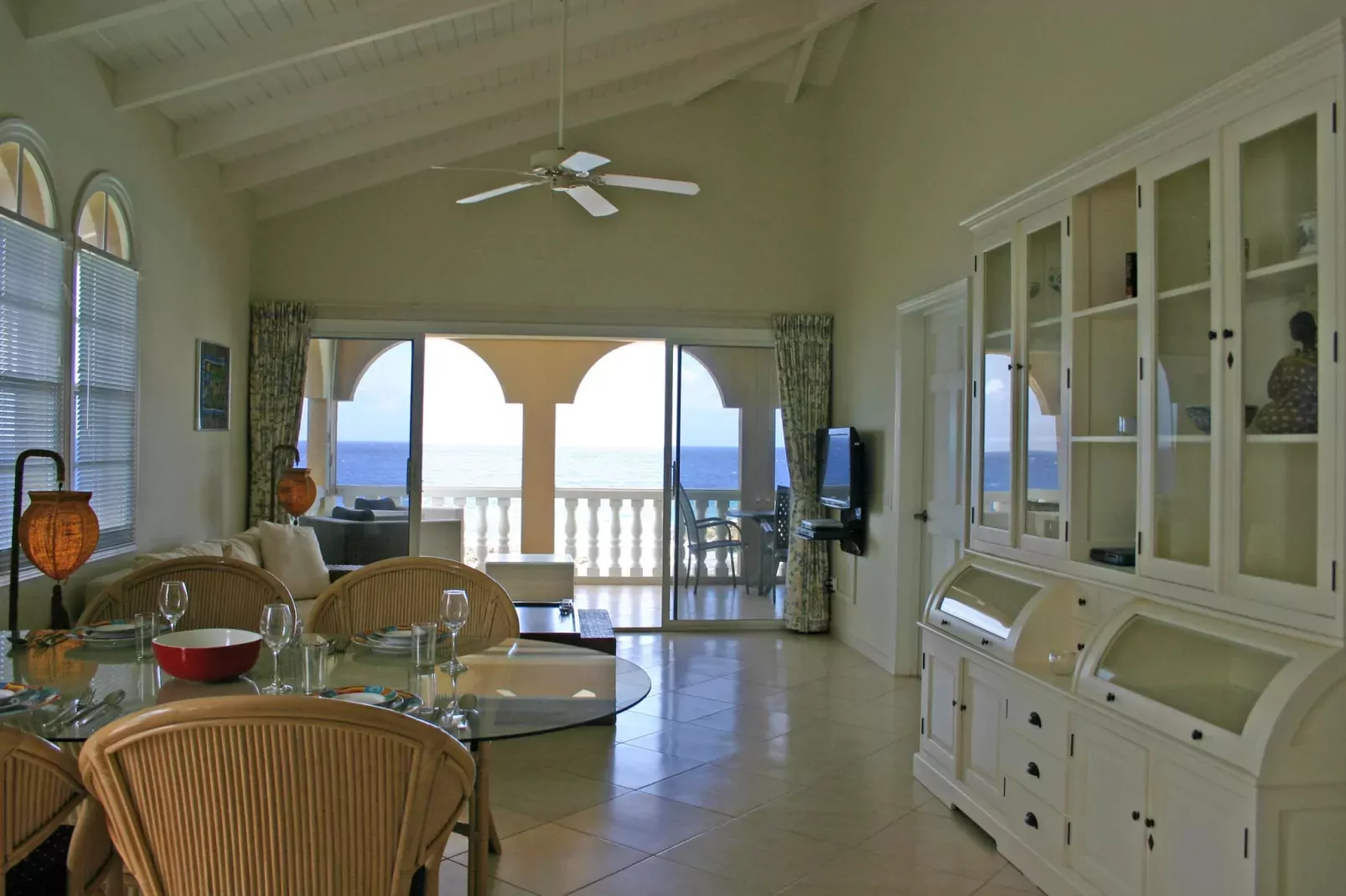 Dolphin View Mambo Beach-Living room