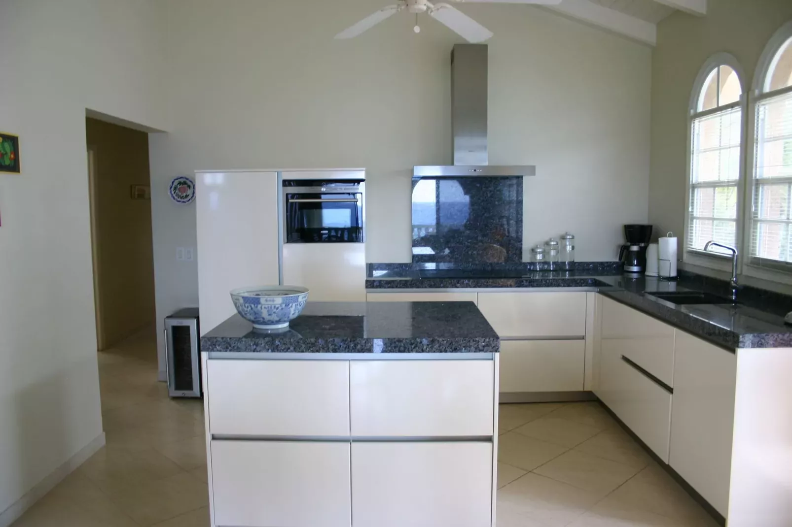 Dolphin View Mambo Beach-Kitchen