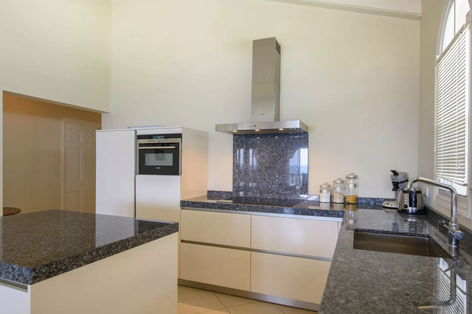 Dolphin View Mambo Beach-Kitchen