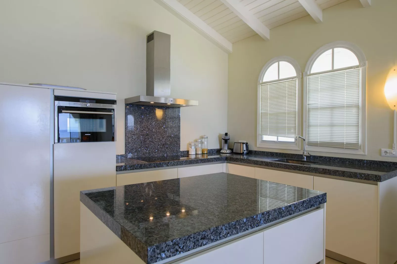 Dolphin View Mambo Beach-Kitchen