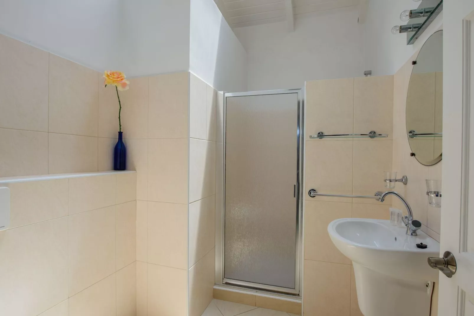 Dolphin View Mambo Beach-Bathroom