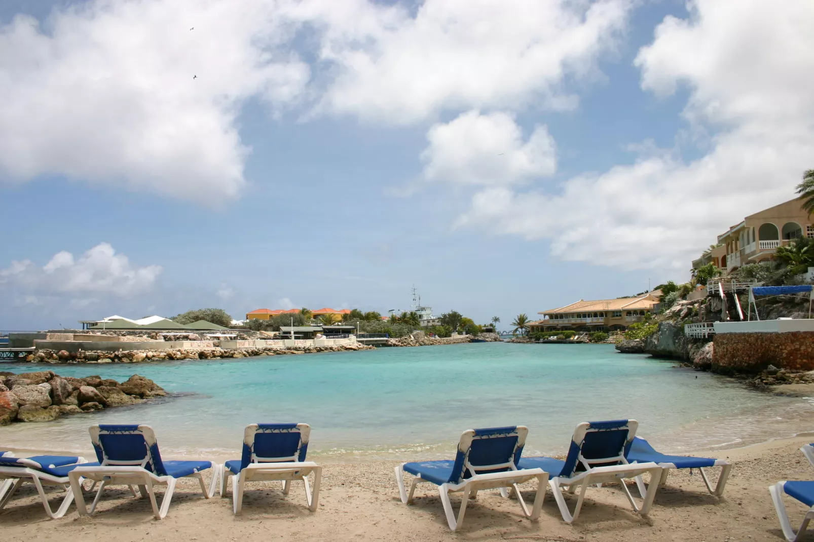 Dolphin View Mambo Beach-Atmosphere
