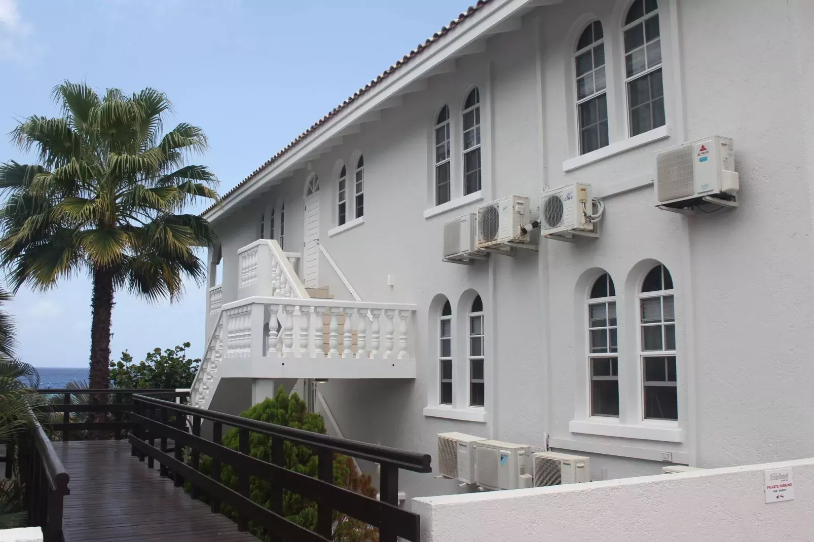 Dolphin View Mambo Beach-Exterior summer