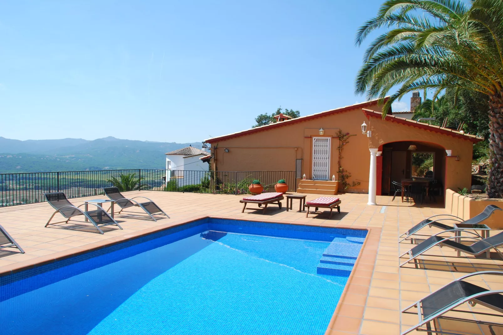 La Roca-Exterior summer