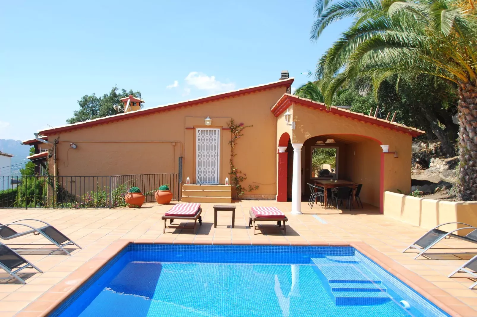 La Roca-Exterior in summer