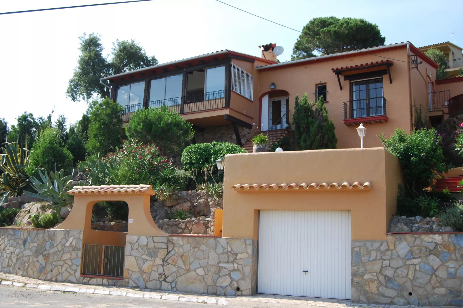 La Roca-Exterior in summer