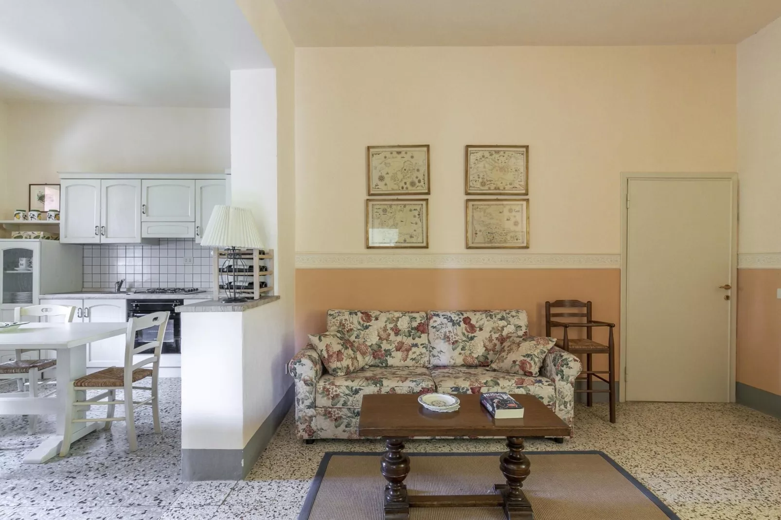CASA ROSSA 8 pax-Living room