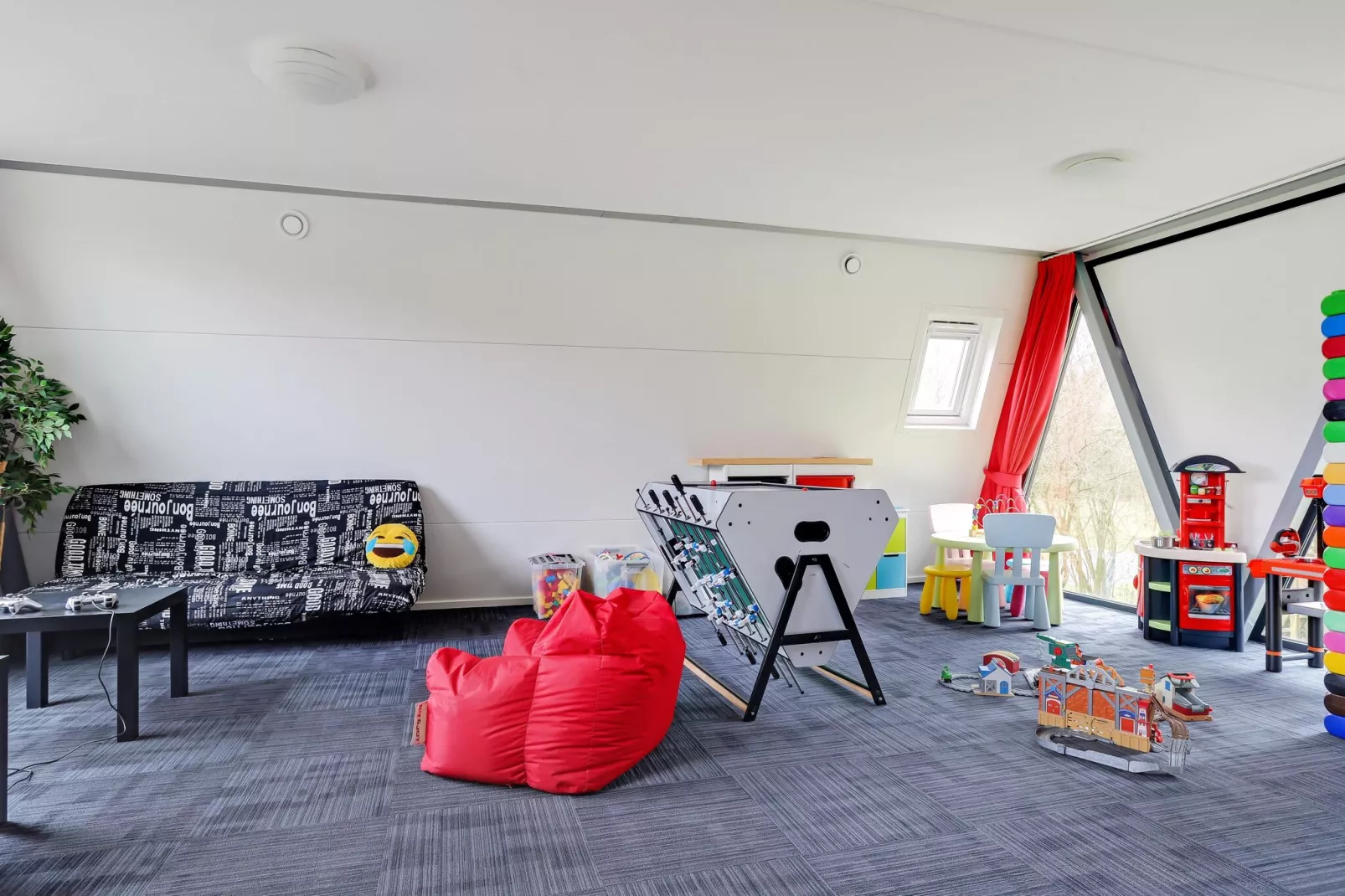 Kaartenhuis-Recreation room