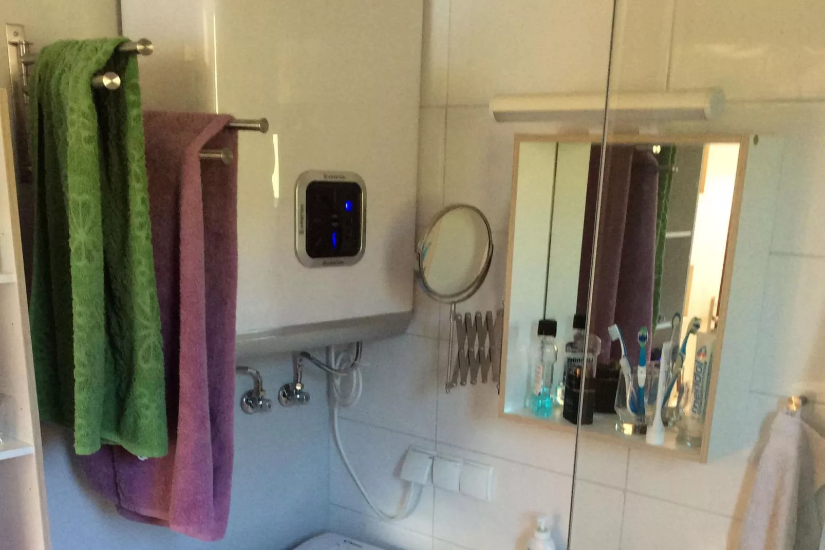 Holiday house by the lake-Bathroom