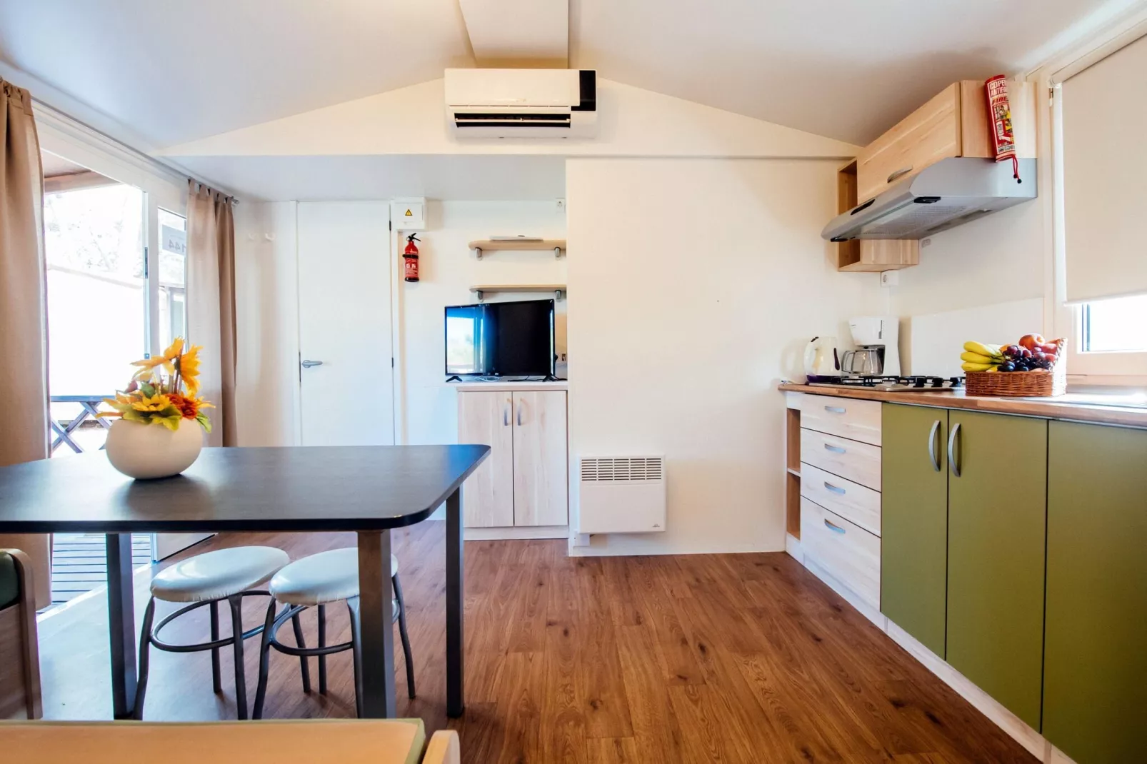 Zaton Holiday Resort - Mobile Home Deluxe Family 4 plus 1 - ca 34 m2-Dining room