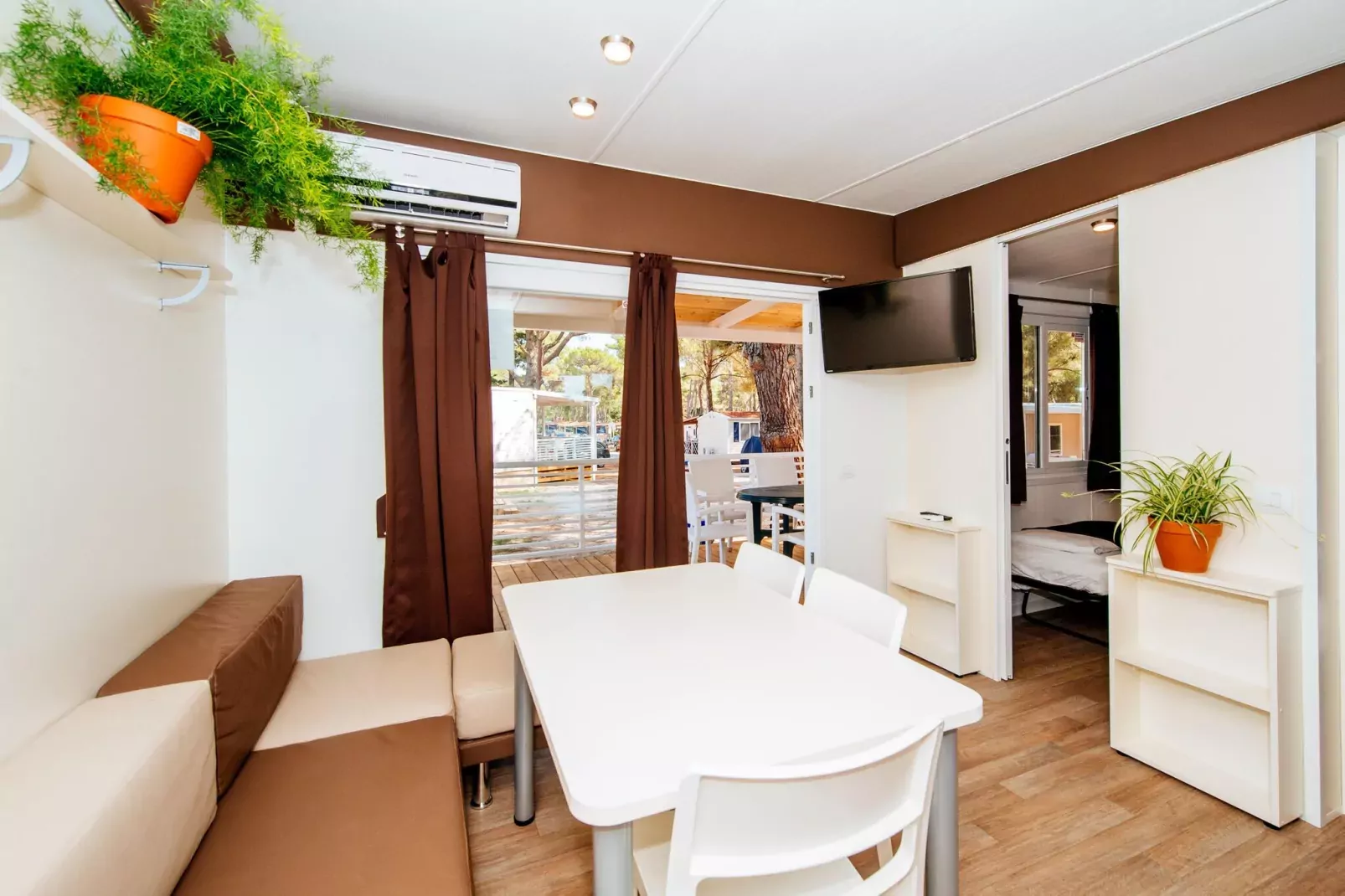 Zaton Holiday Resort - Mobile Home Premium 6 & 1 für 7 Pers-Dining room