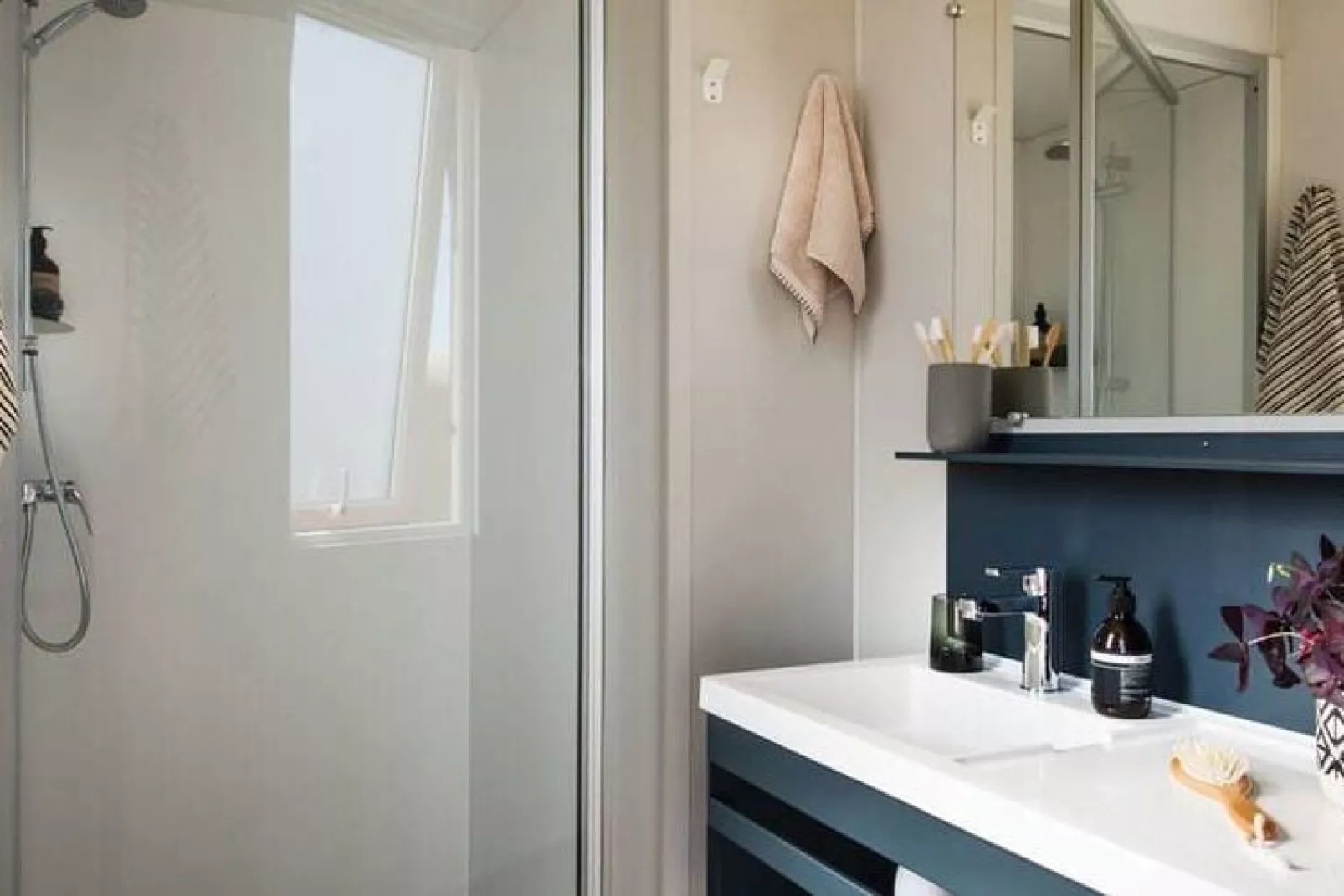 Caravanpark Mas des Lavandes Sérignan-Mobilhome ConfortPremium TVclim 3ch 6p-Salle de bain
