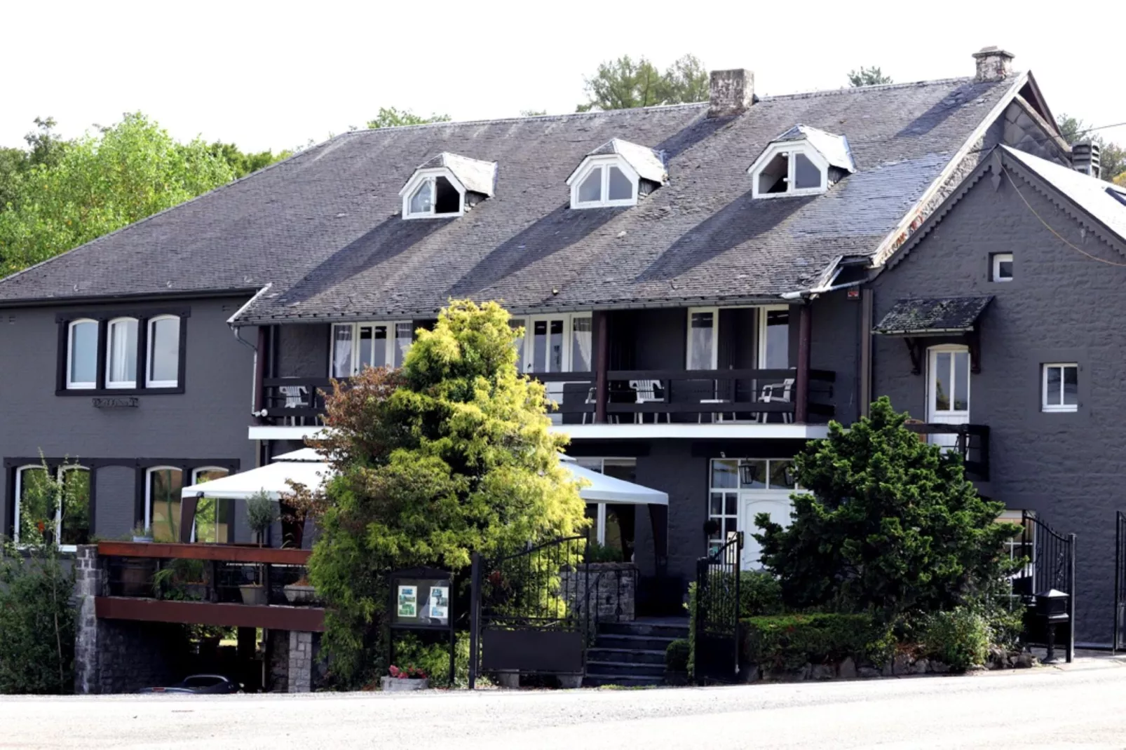 Domaine Le Ry d'Ave-Exterior summer