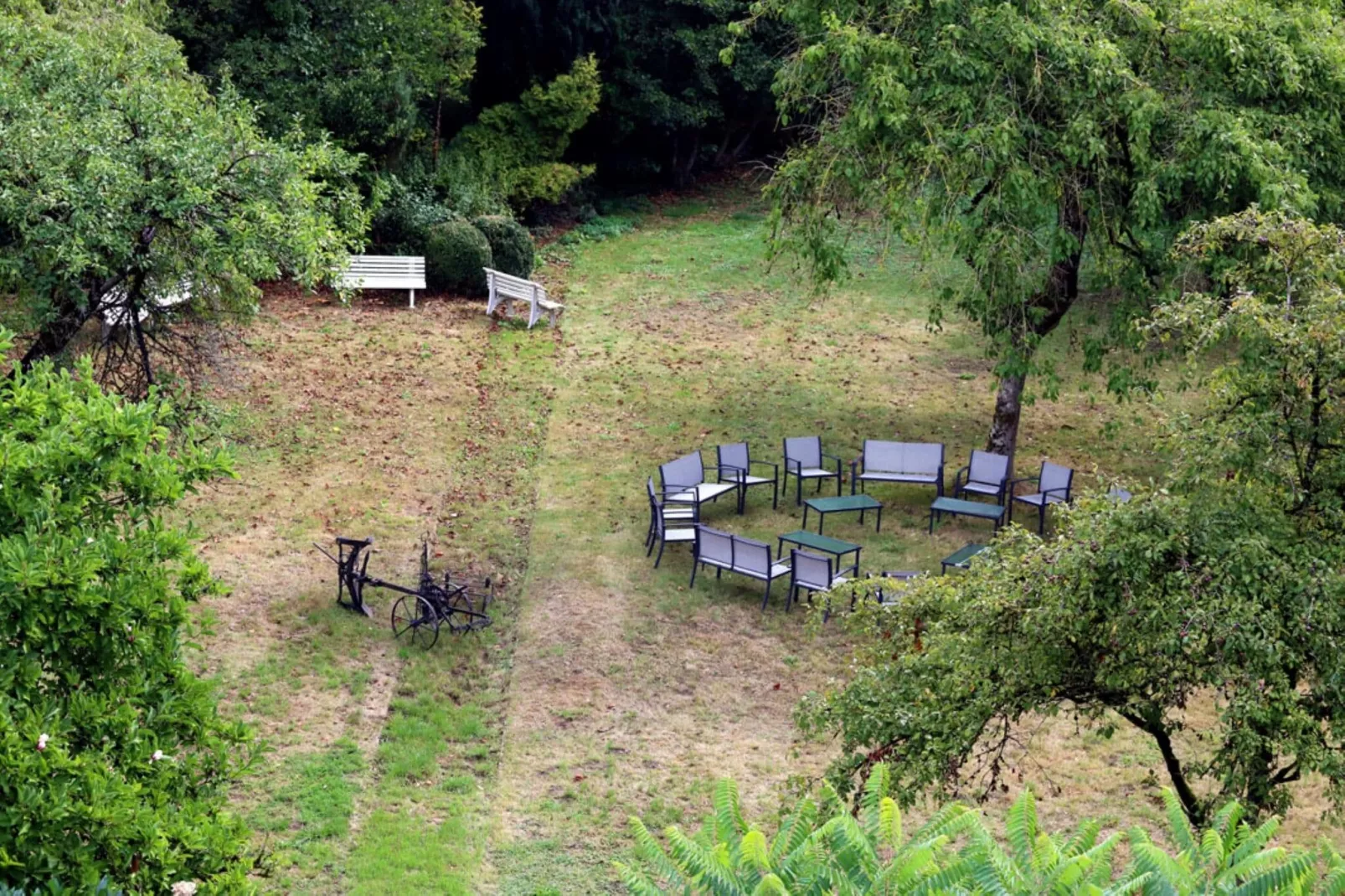 Domaine Le Ry d'Ave-Gardens summer