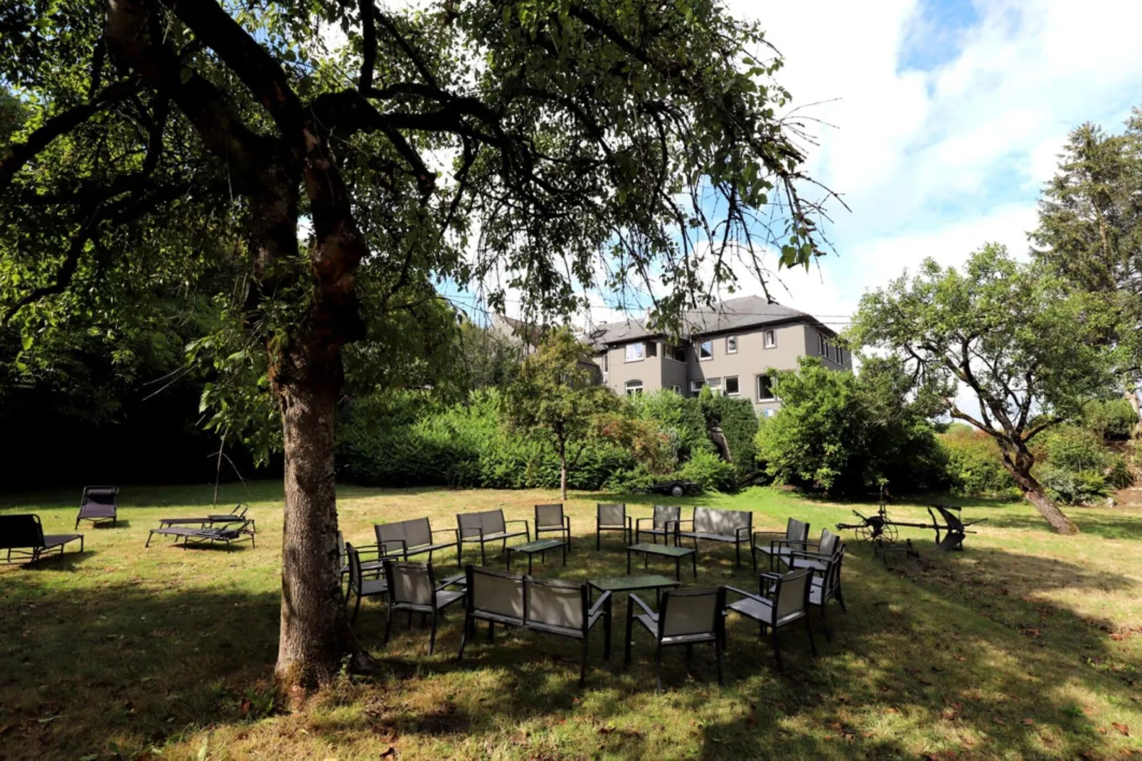 Domaine Le Ry d'Ave-Gardens summer