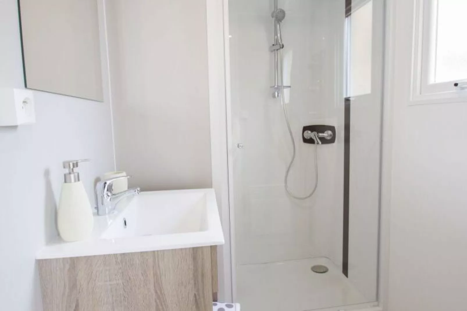 Caravanpark Domaine Sainte Véziane Bessan  Mobilhome Premium 3ch 6p-Salle de bain