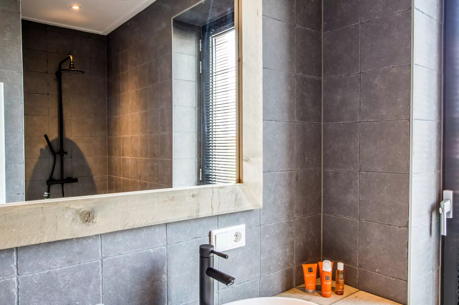 Uithaven 10C-Bathroom