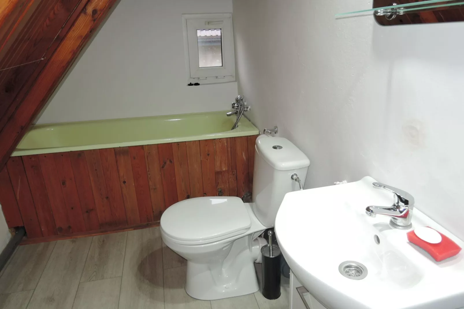 Red doored house Stepnica-Bathroom