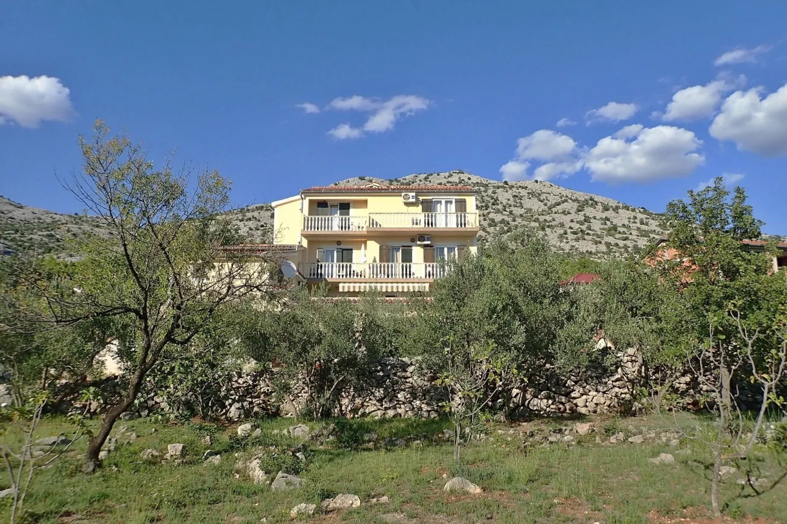 Apartments Grande Vista Starigrad PaklenicaSD62 A-02 - 7 Pers-Gardens summer