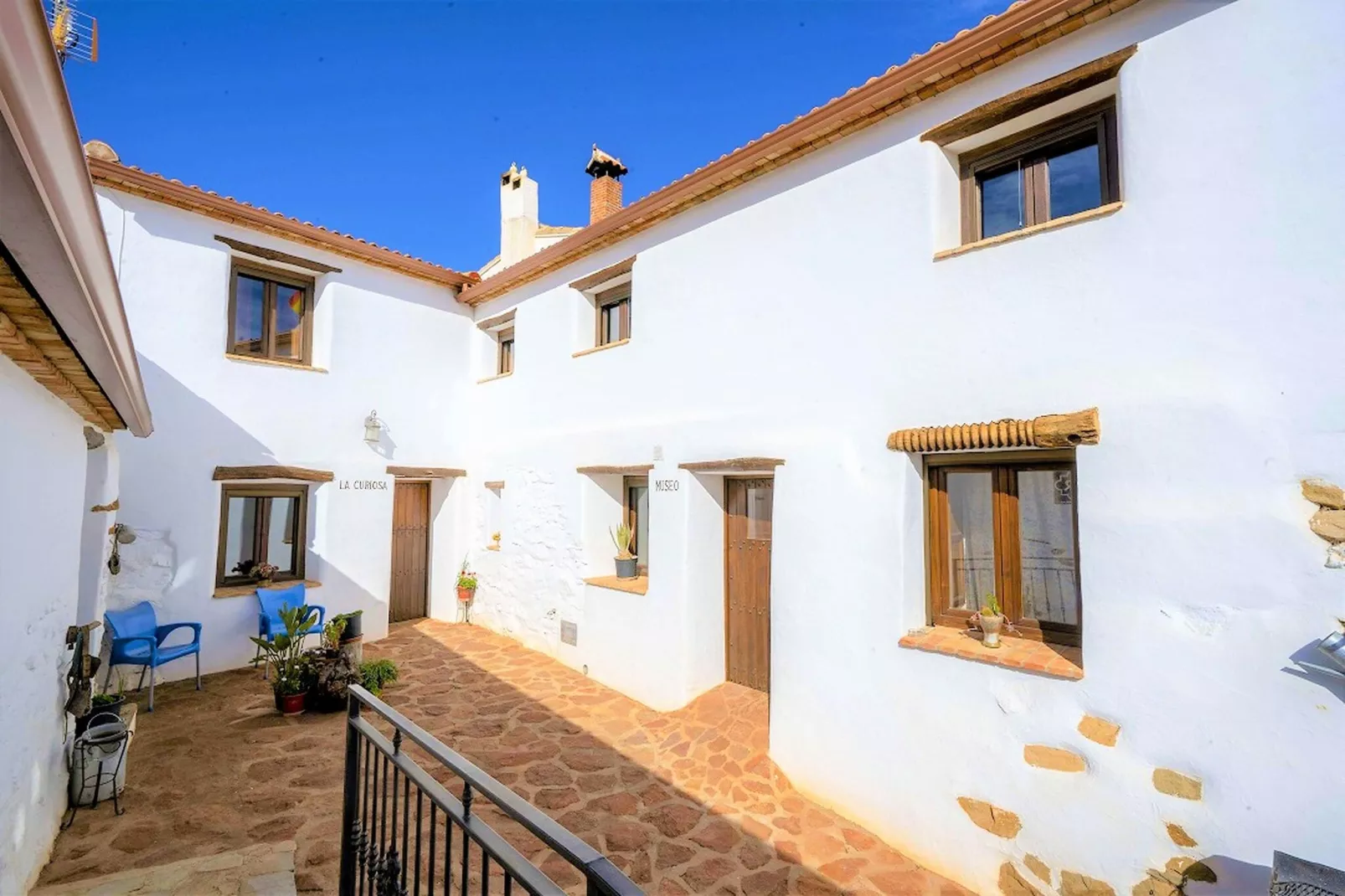 La Curiosa-Exterior summer