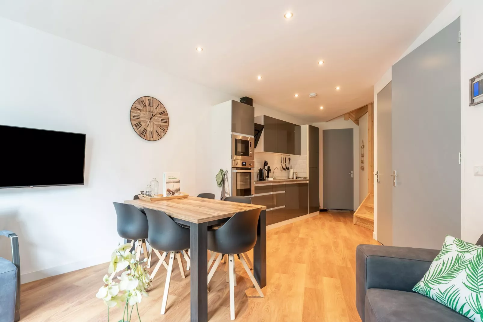 NR 5-Dining room