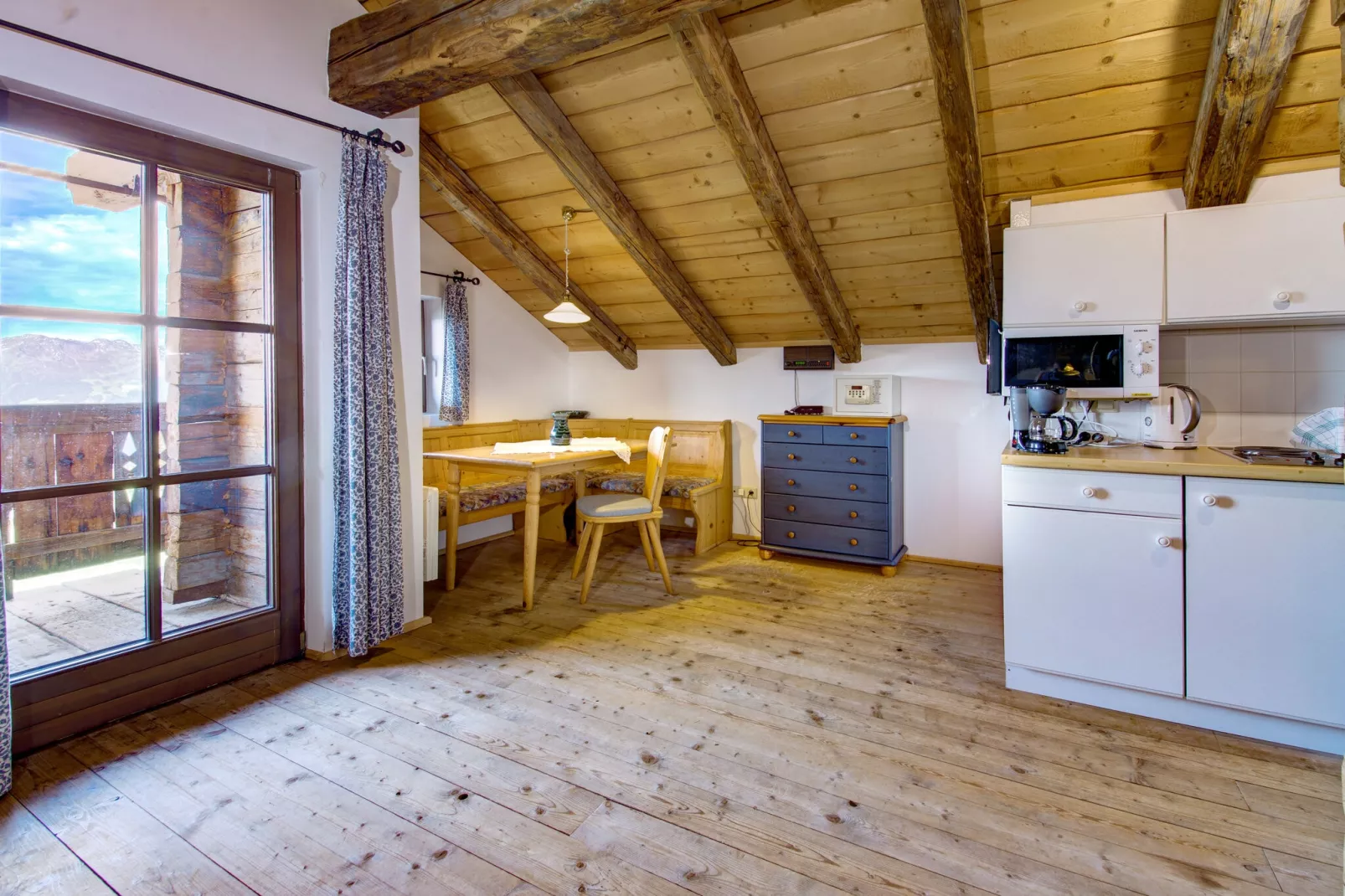 Almdorf Hochlienz - Alm 40 - 6 Personen-Esszimmer