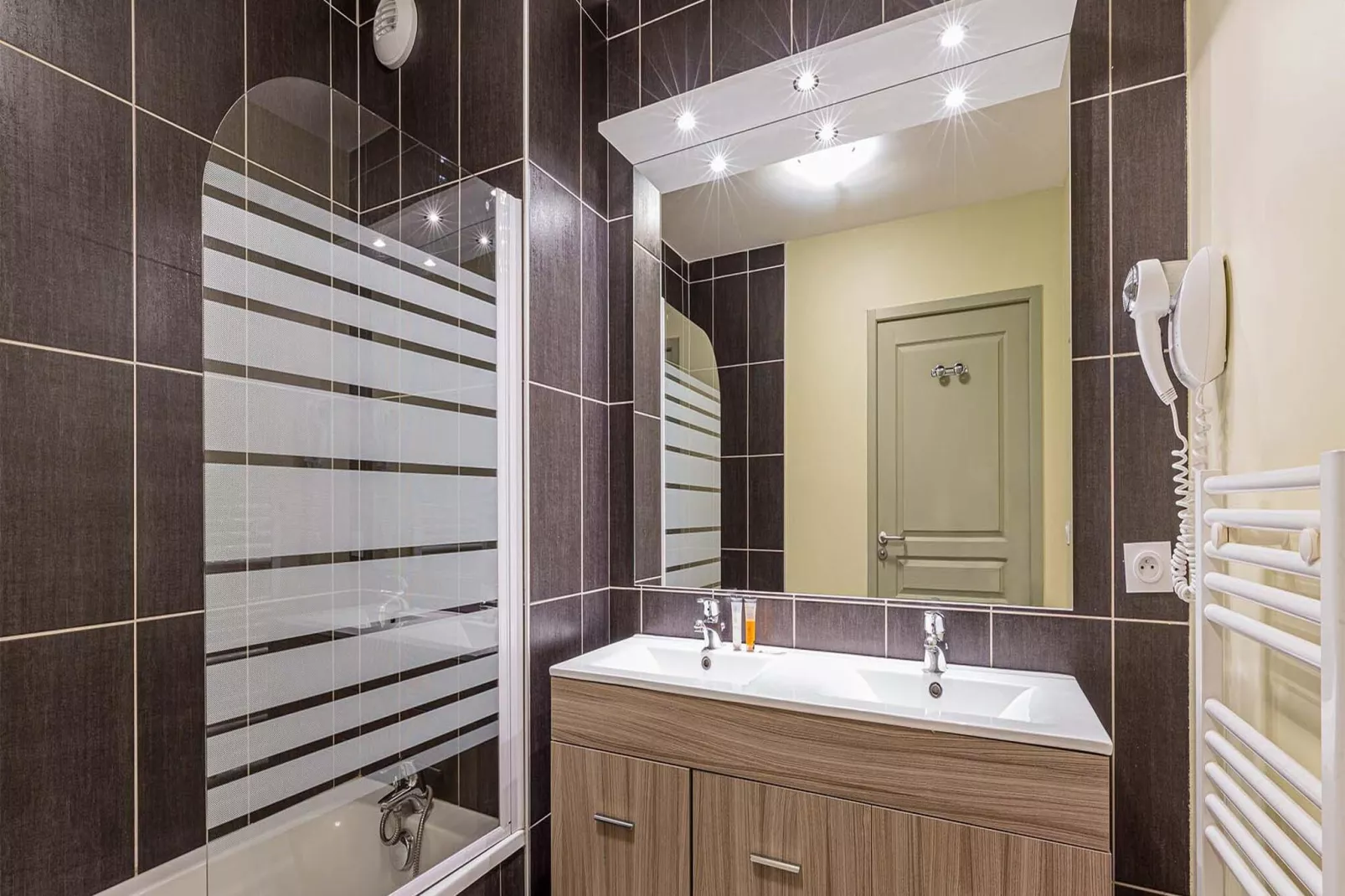 Les Epinettes 2-Bathroom