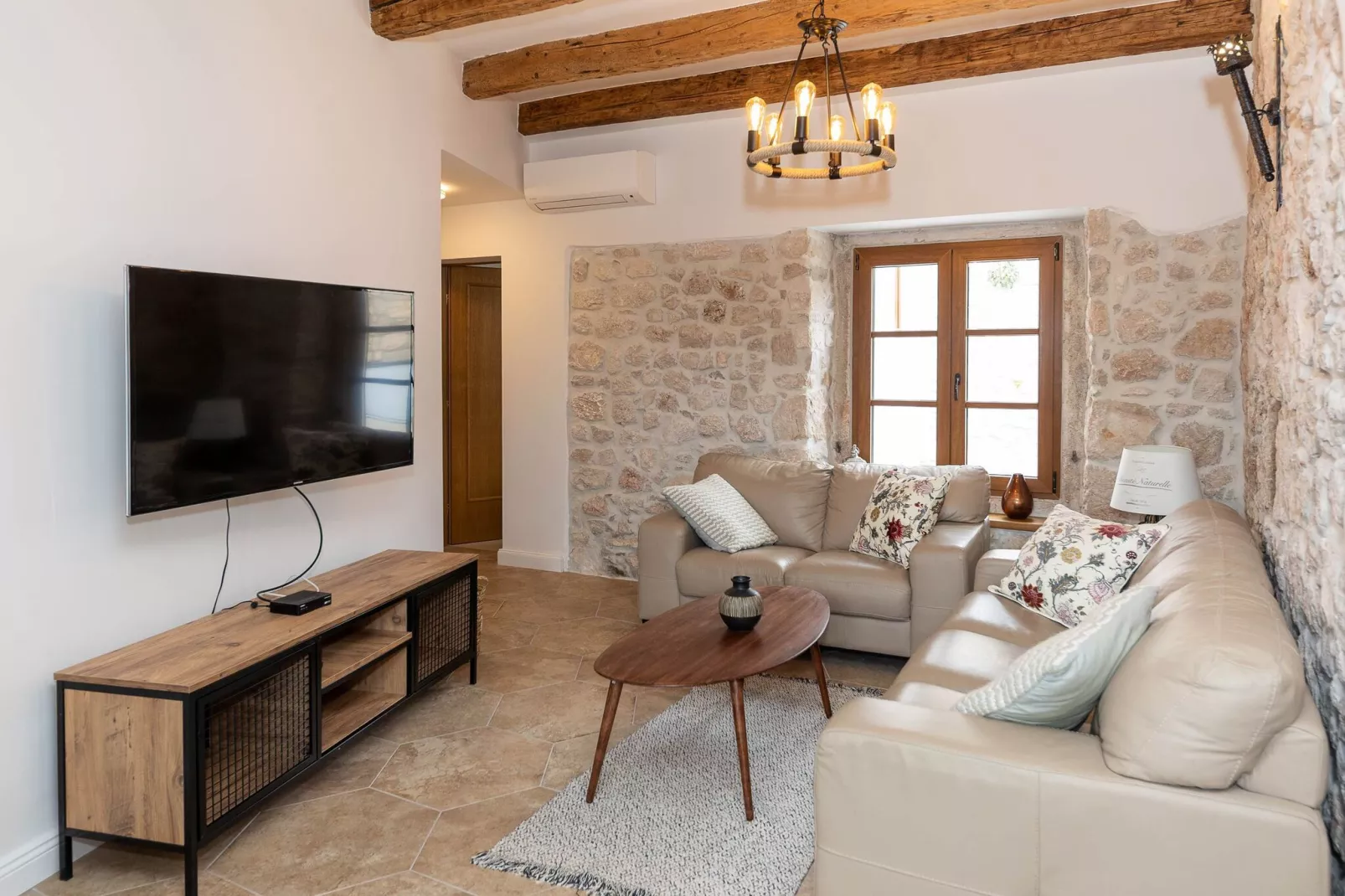 Evini Dvori-Living room