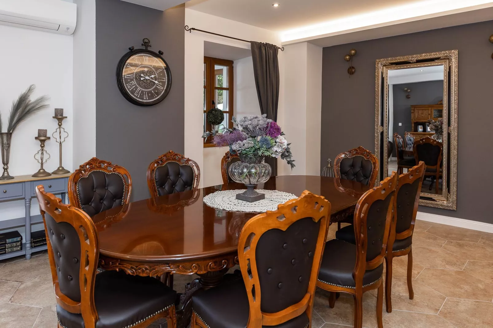 Evini Dvori-Dining room