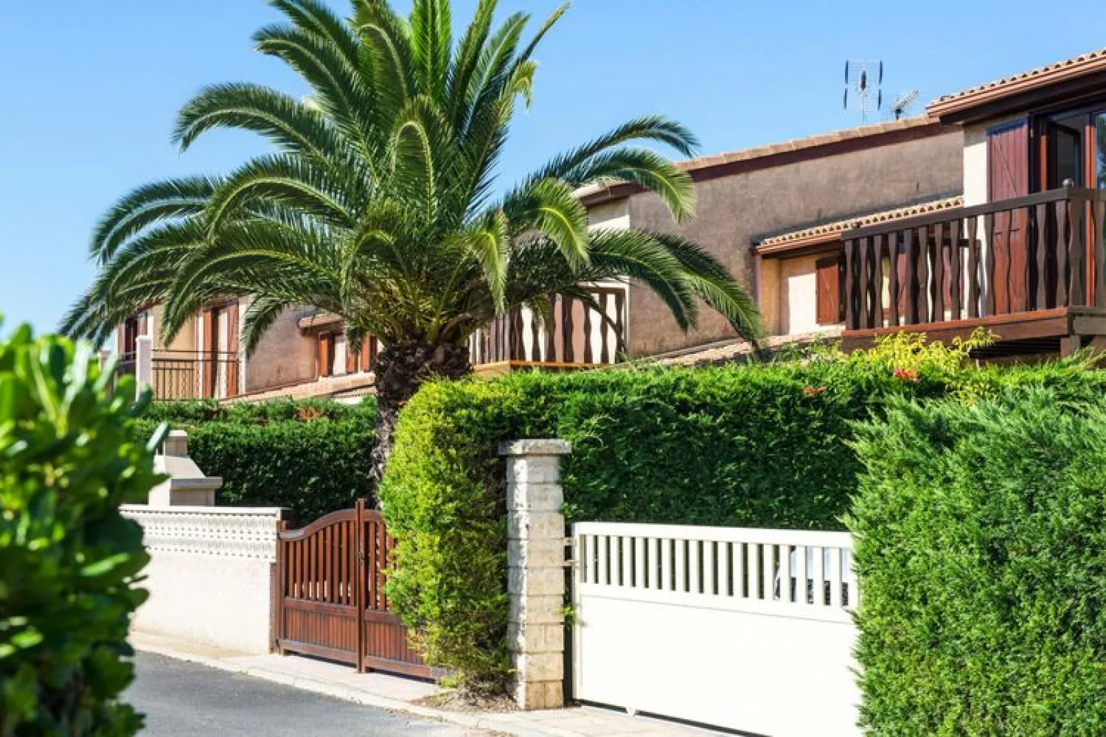 Domaine Les Tamaris et Les Portes du Soleil Portiragnes // Maison standard 2 chambres 6 pers-Exterior summer