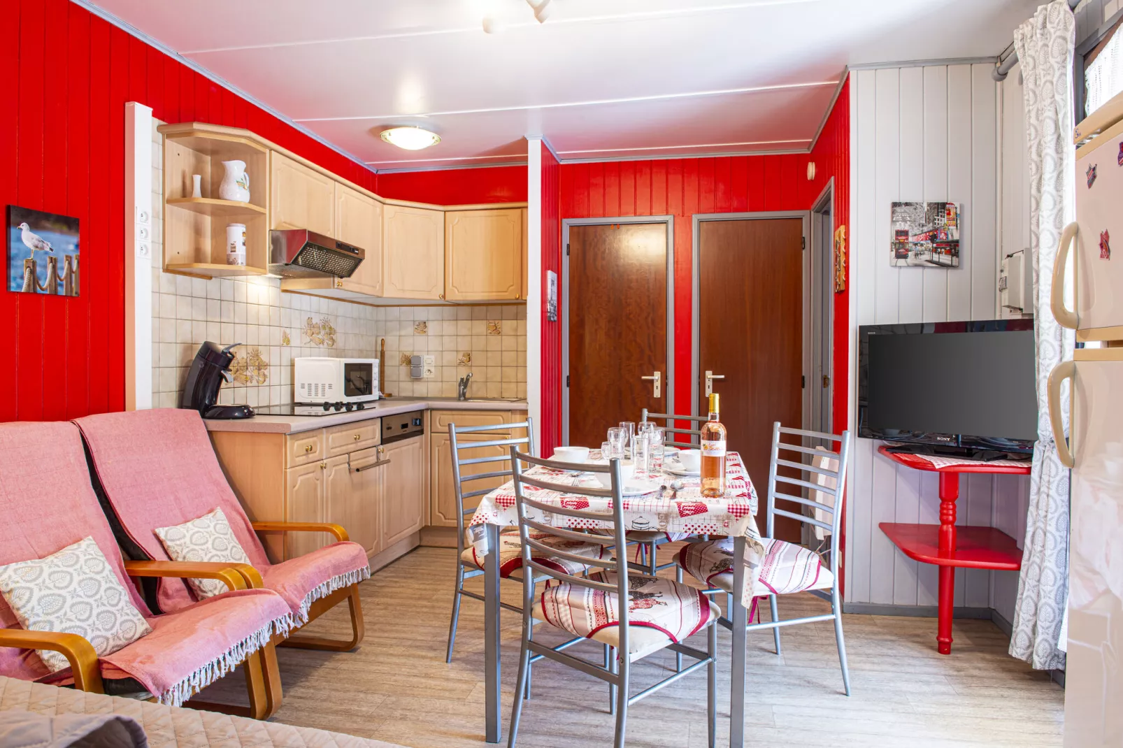 Domaine Les Tamaris et Les Portes du Soleil Portiragnes // Maison standard 3 chambres 7 pers-Living room