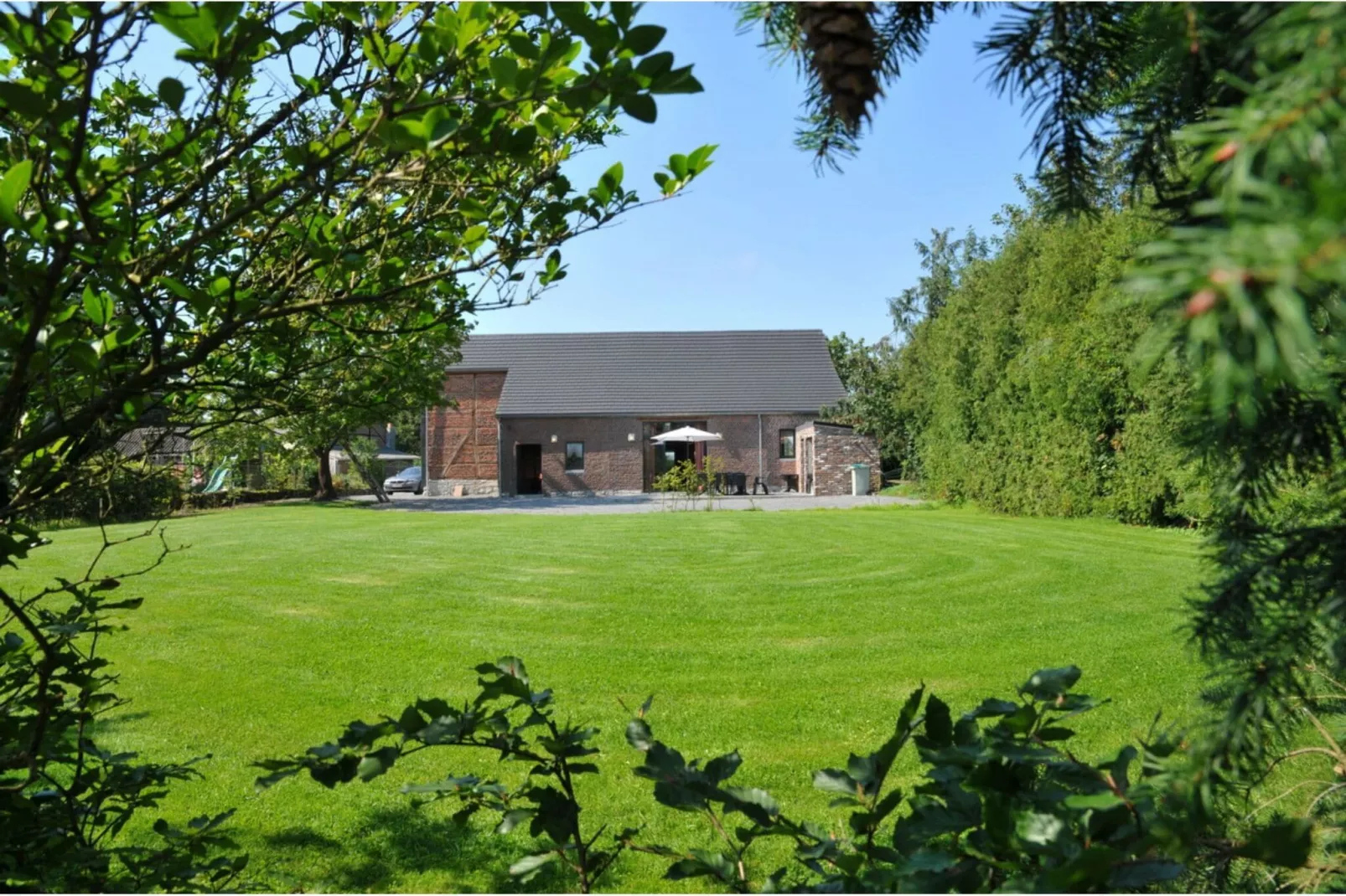 Chez Robert-Exterior summer