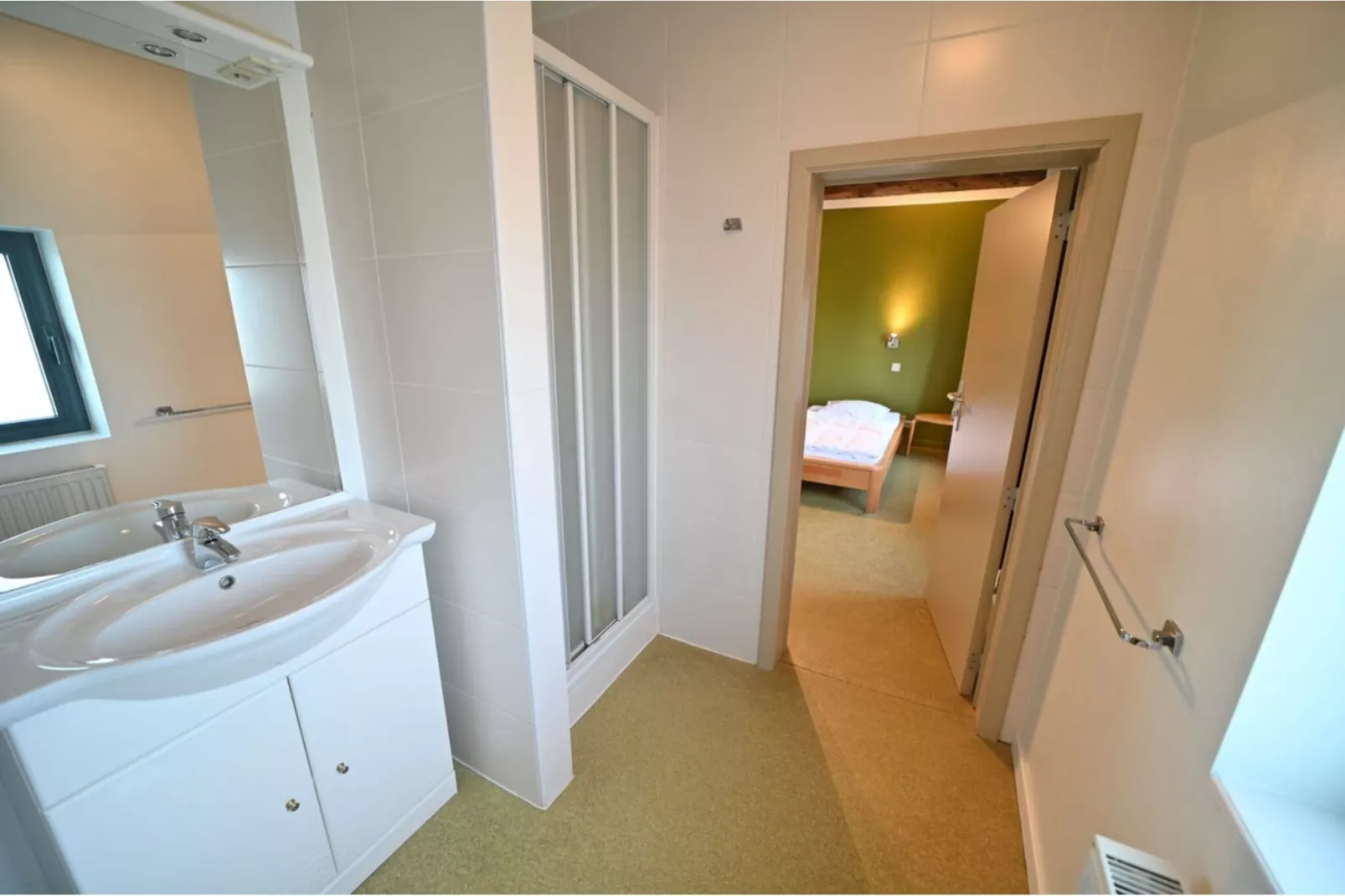 Chez Robert-Bathroom