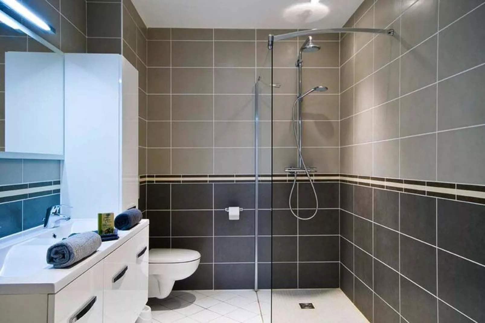Residence Le Clos des Oliviers Vidauban // Maison 4 chambres 8 pers prestige villa-Bathroom