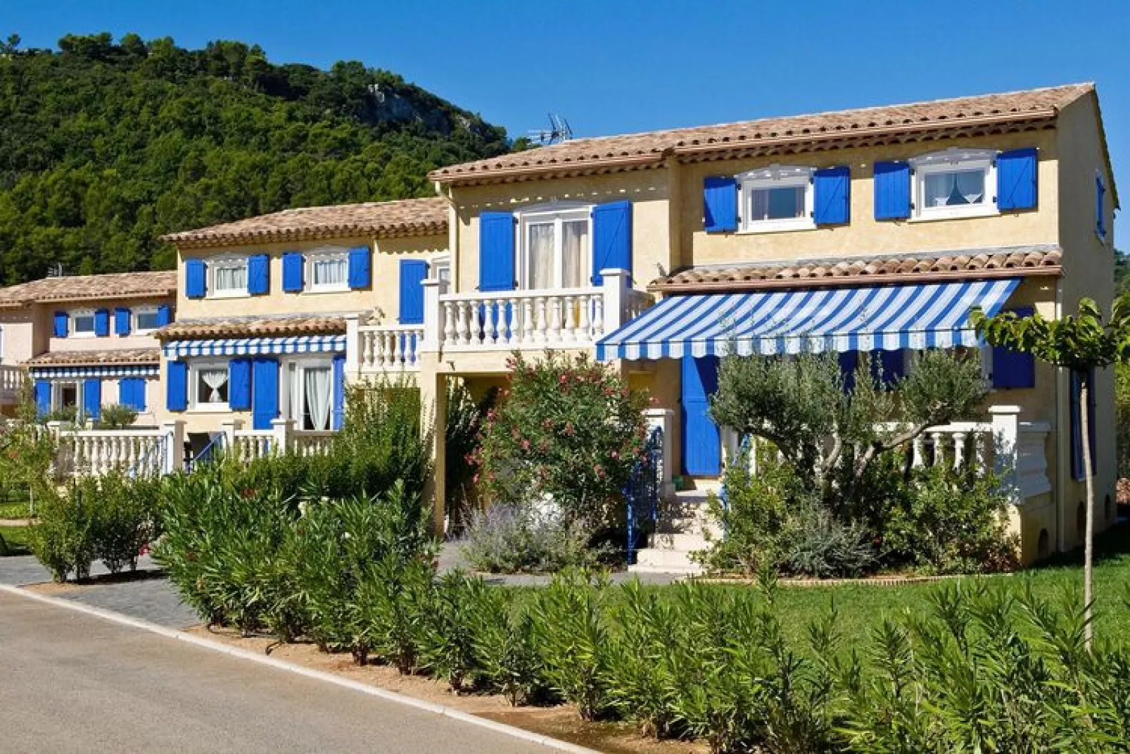 Residence Le Clos des Oliviers Vidauban // Maison 4 chambres 8 pers prestige villa-Exterior summer