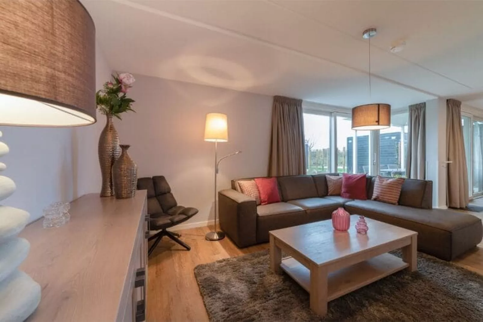 Charming Beveland met jacuzzi en buitensauna-Living room