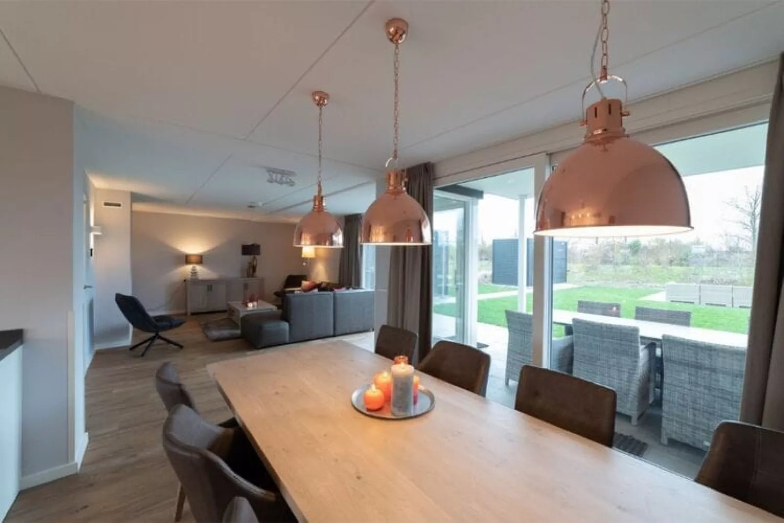 Charming Beveland met jacuzzi en buitensauna-Dining room