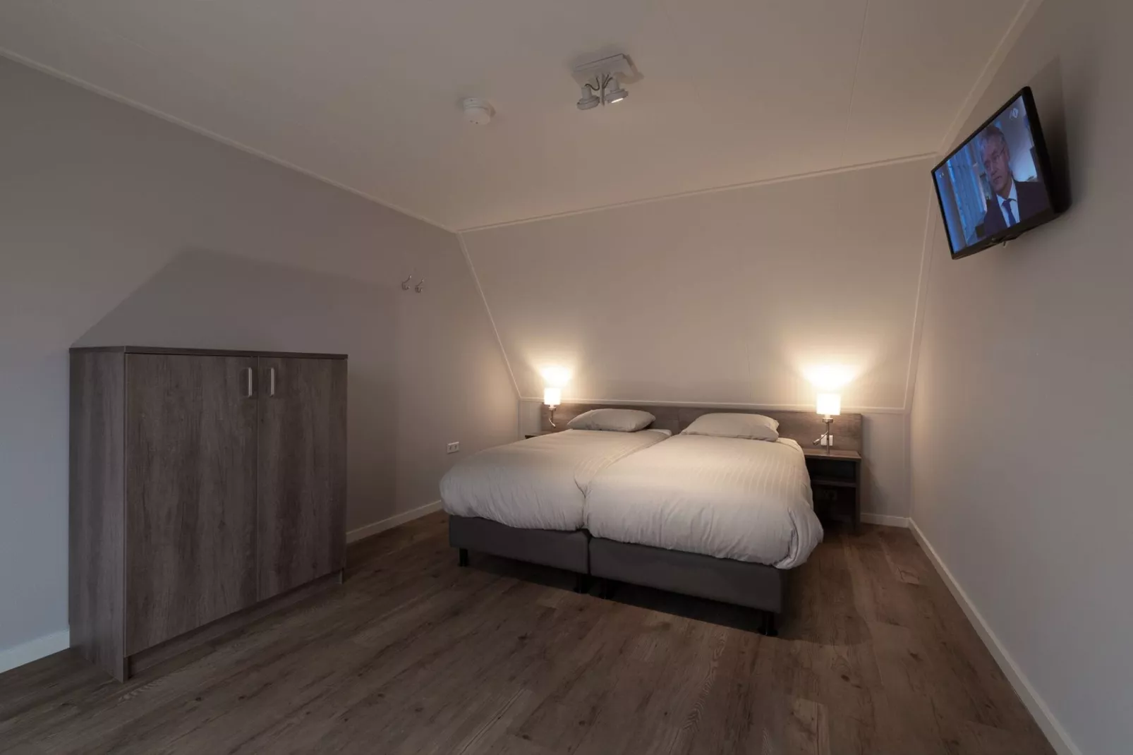 Charming Beveland met jacuzzi en buitensauna-Bedroom