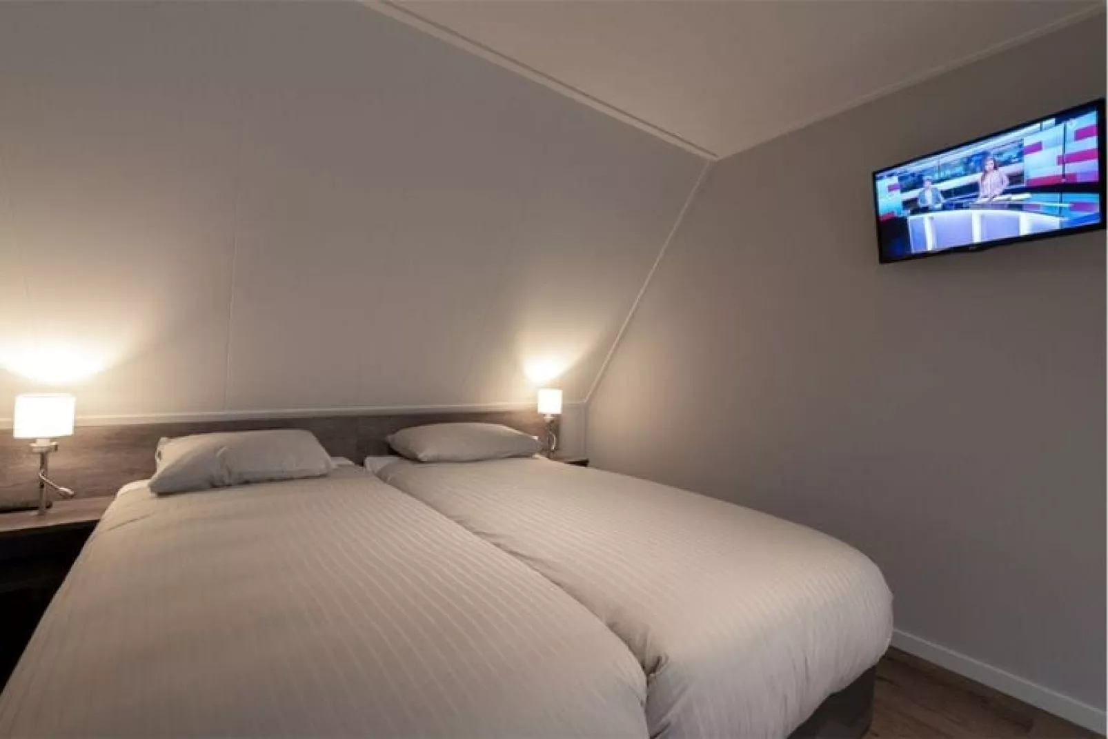 Charming Beveland met jacuzzi en buitensauna-Bedroom