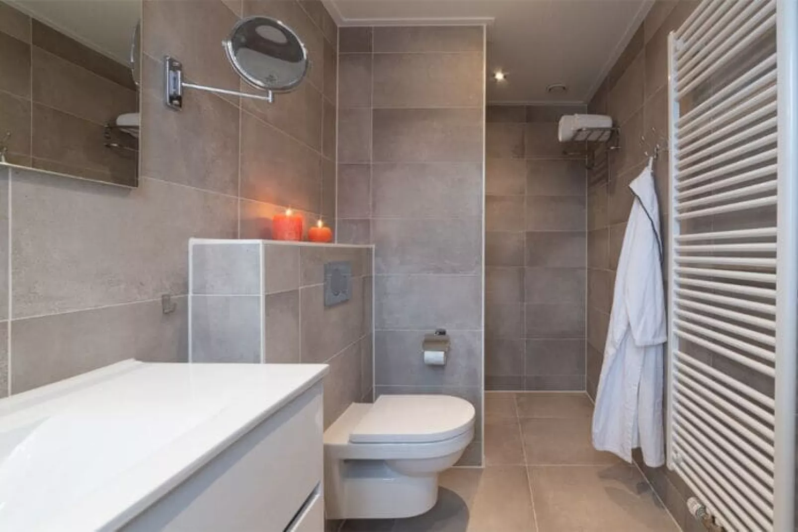 Charming Beveland met jacuzzi en buitensauna-Bathroom