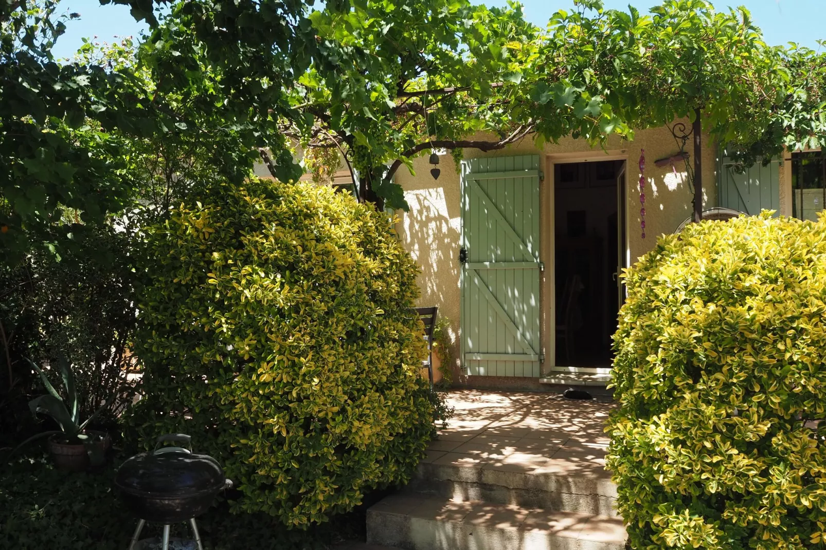 Ferienhaus in Vernègues-Exterior summer
