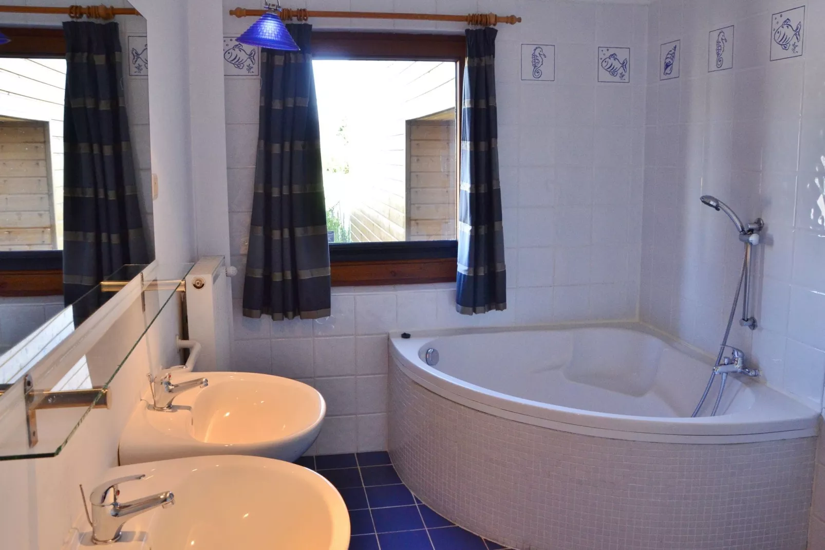 Azur-Badezimmer