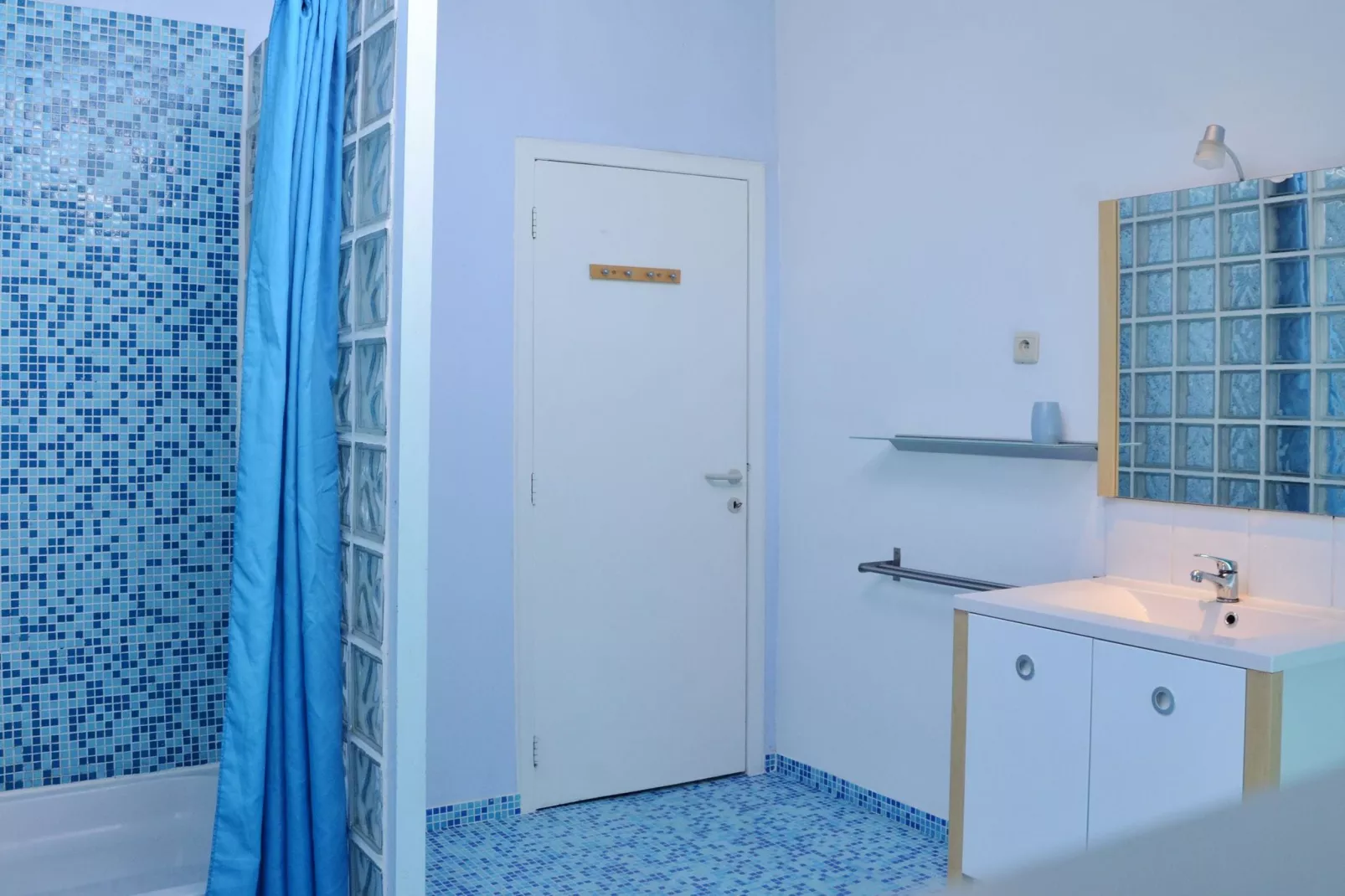 Azur-Badezimmer