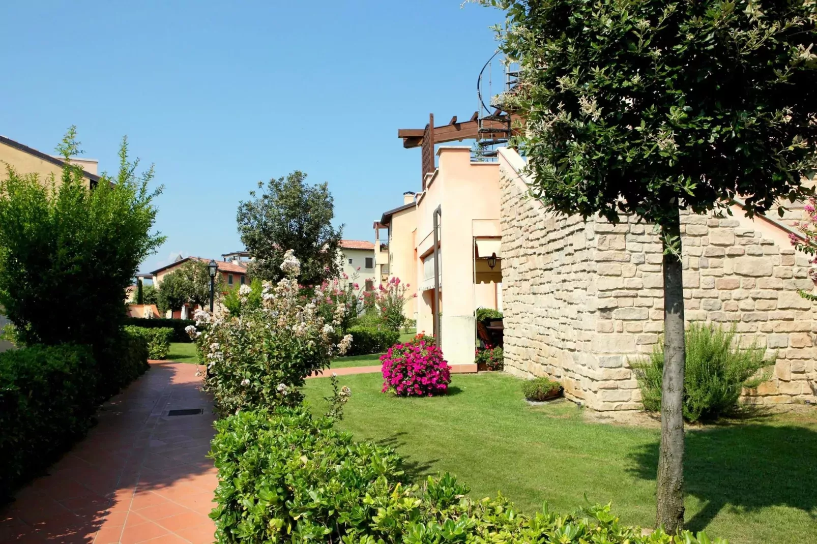 Garda Resort B2 PT Std-Exterior summer