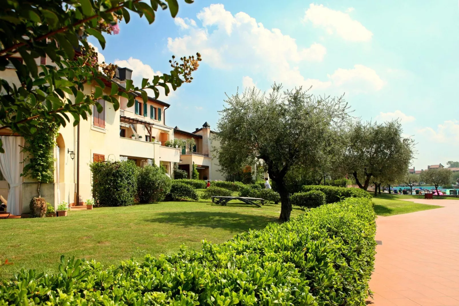 Garda Resort B2 PT Std-Gardens summer