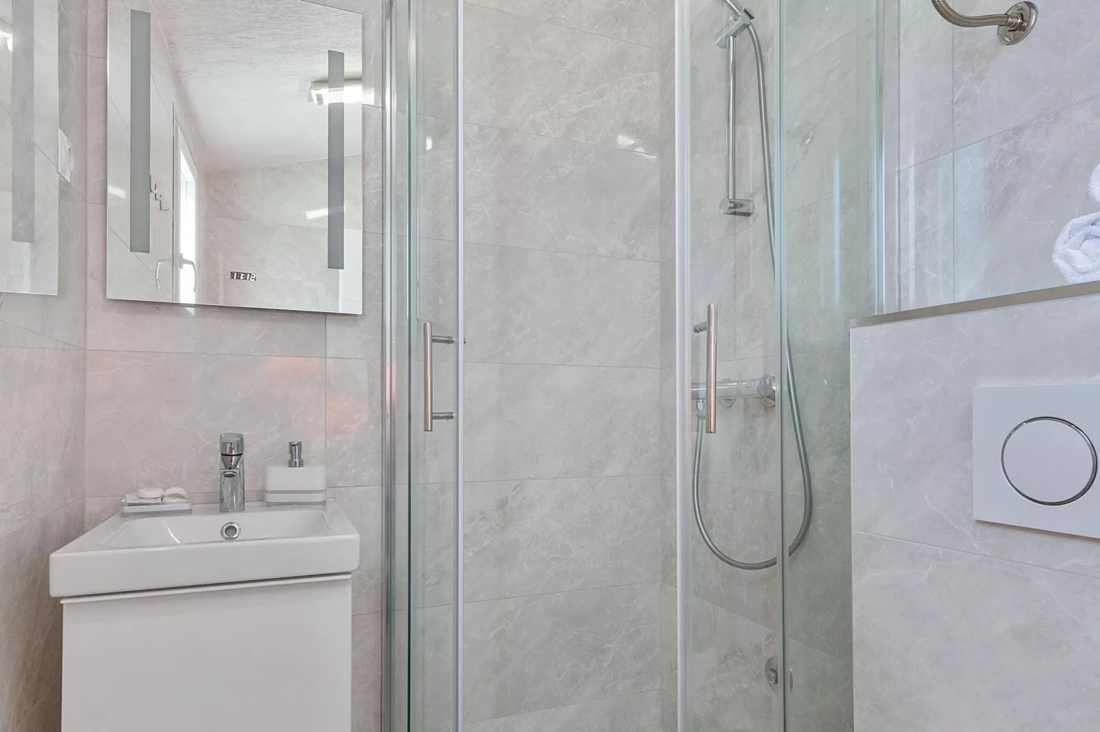 Villa Almas holiday house-Bathroom